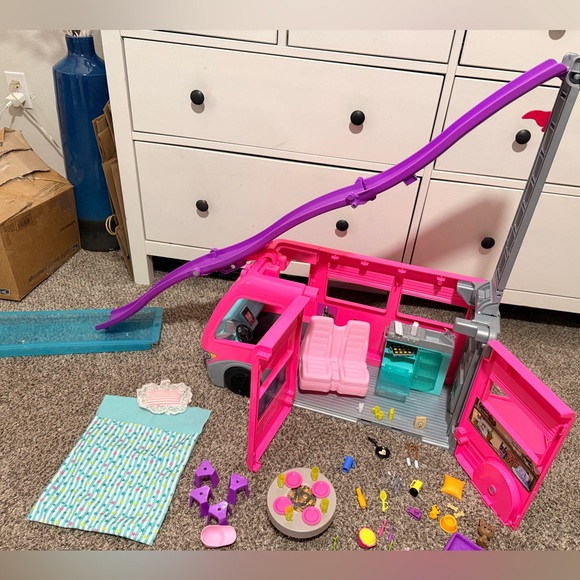 Barbie camper and pool RV - Picture 9 of 9